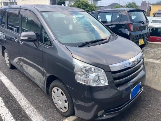 TOYOTA NOAH 4WD