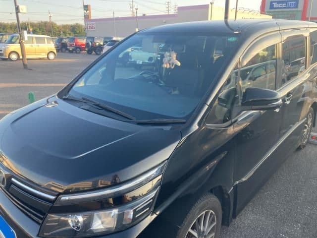 TOYOTA VOXY