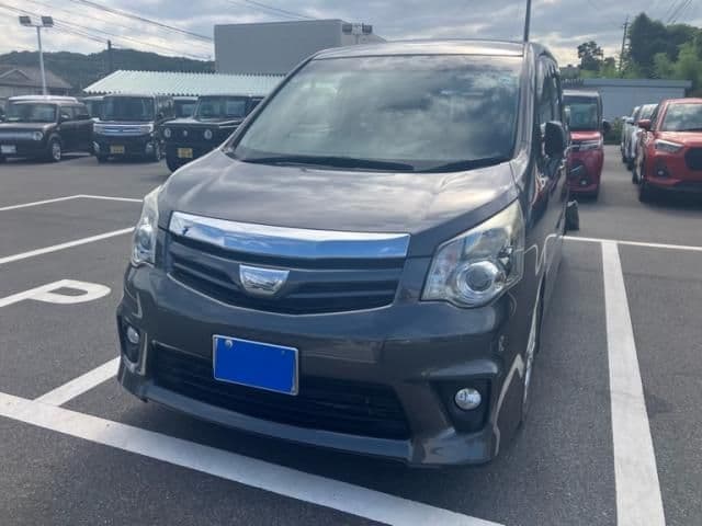 TOYOTA NOAH 4WD