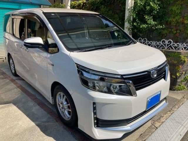 TOYOTA VOXY HYBRID