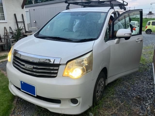 TOYOTA NOAH