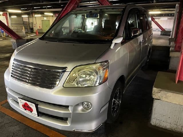 TOYOTA NOAH