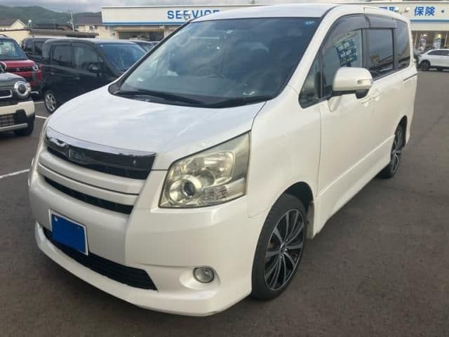 TOYOTA NOAH 4WD