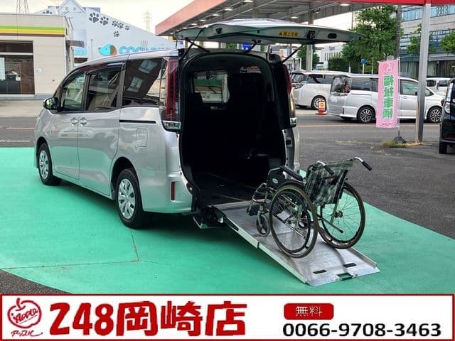 TOYOTA NOAH
