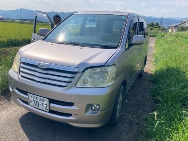 TOYOTA NOAH