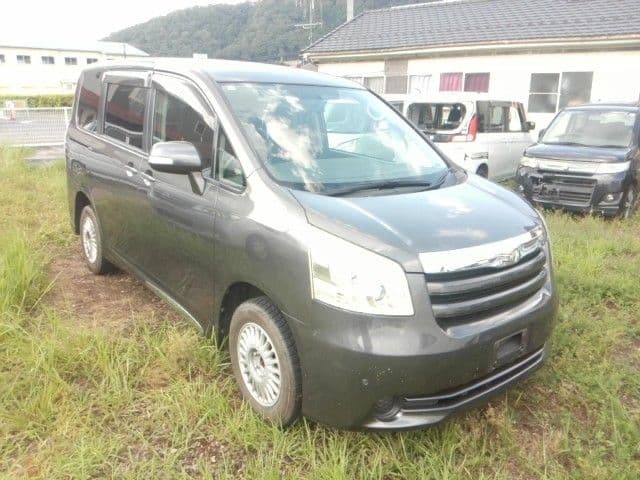 TOYOTA NOAH 4WD