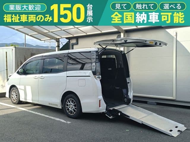 TOYOTA VOXY 4WD