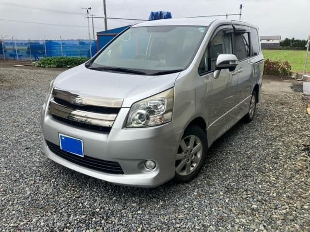 TOYOTA NOAH 4WD