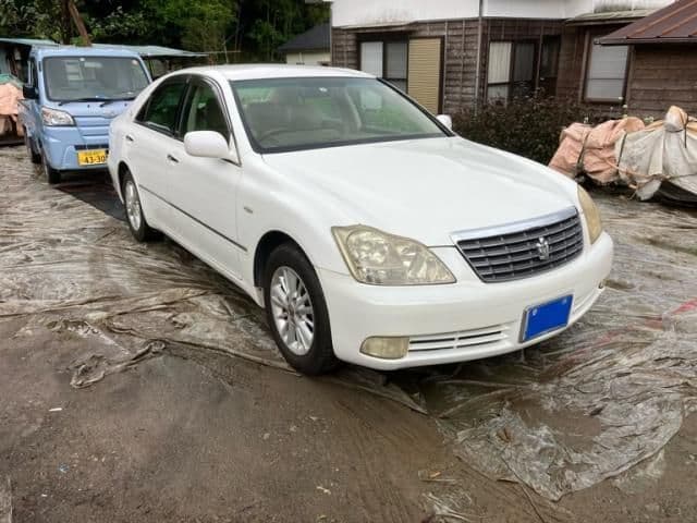 TOYOTA CROWN sedan