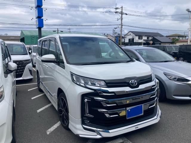 TOYOTA NOAH