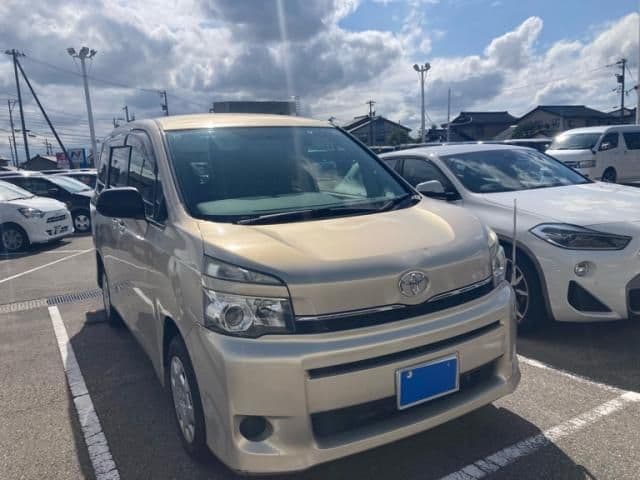 TOYOTA VOXY 4WD