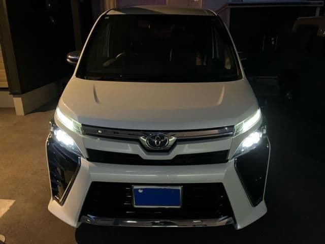 TOYOTA VOXY 4WD