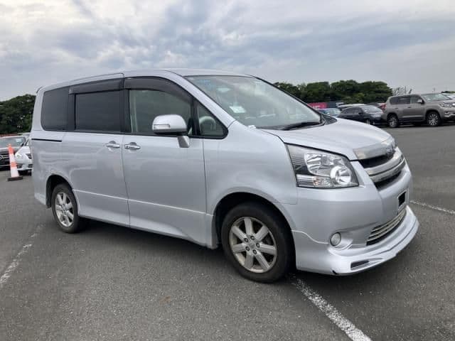 TOYOTA NOAH 4WD