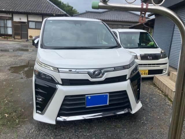 TOYOTA VOXY