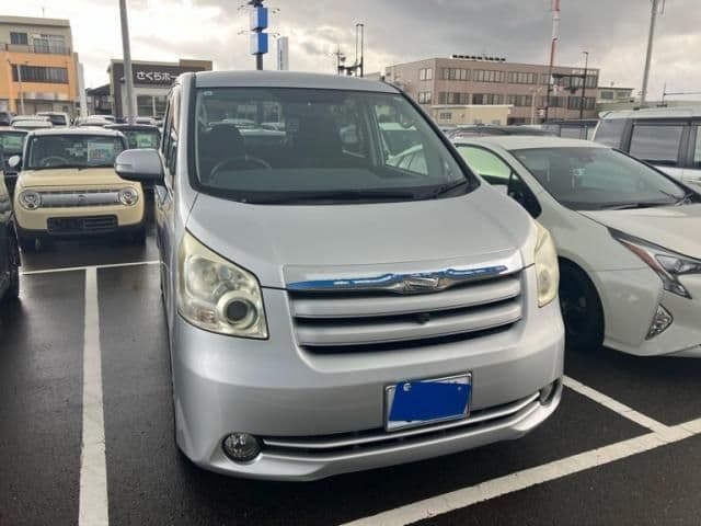 TOYOTA NOAH 4WD