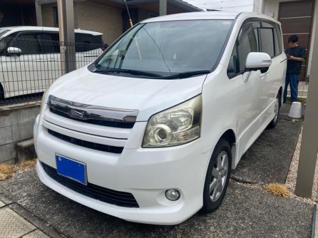 TOYOTA NOAH 4WD