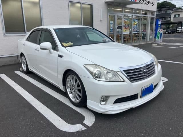 TOYOTA CROWN sedan