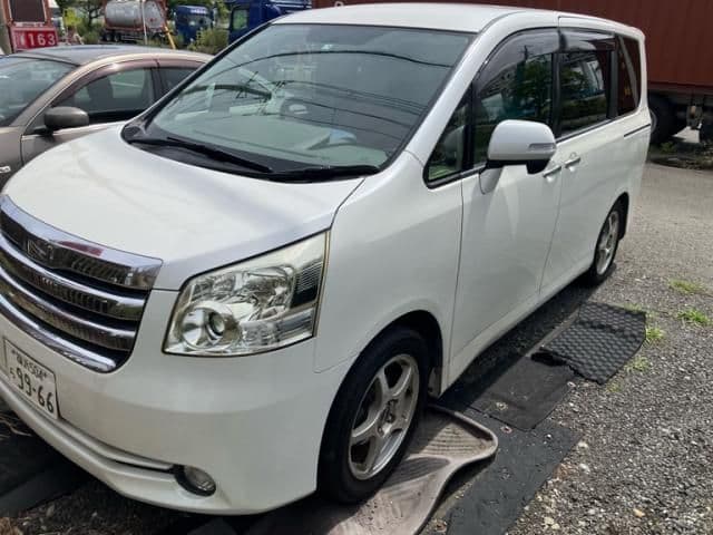 TOYOTA NOAH