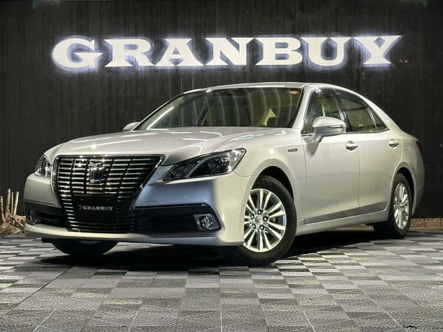 TOYOTA CROWN sedan hybrid